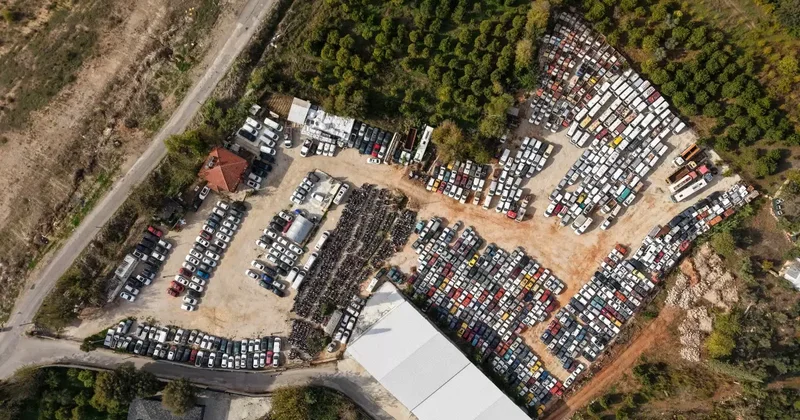 3 yıldır çürümeye terk edilen araçların arasında bekliyor: Taşındığımız her yere götürüyoruz