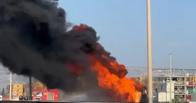 Mersin’de otobandan kara dumanlar yükseldi: Mazot yüklü tanker patlaya patlaya yandı VİDEO İZLE