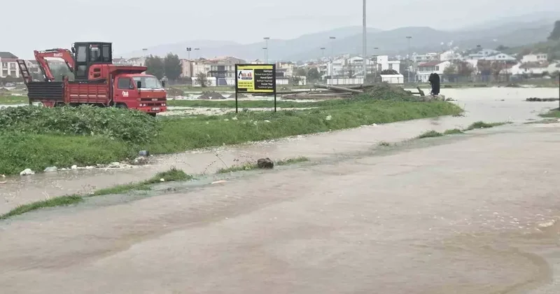 Selden etkilenen Dikili ve Foça’da su tahliye çalışmaları sürüyor