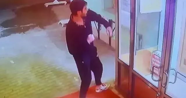 Eskişehir de cami kapısını yumruklayan şahsın saldırı anları güvenlik kamerasında VİDEO İZLE