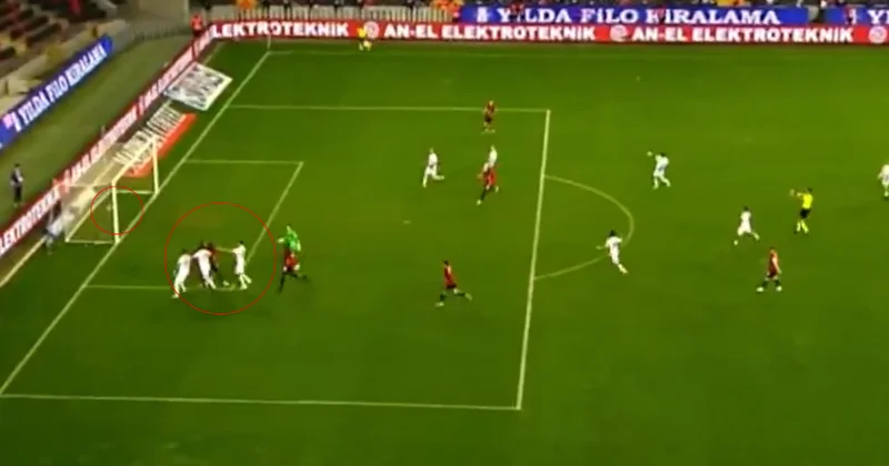 Süper Lig de ilginç an! Kavgayı ayırmak için kalesinden çıktı, gol yedi Sözcü Gazetesi