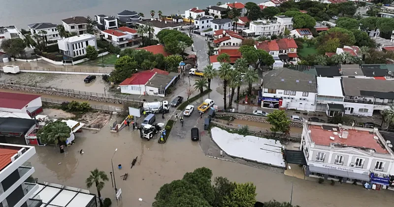 SON DAKİKA... Meteoroloji günler öncesinden uyarmıştı! İzmir, Muğla ve Çanakkale yi sağanak vurdu: Yollar göle döndü, evleri su bastı!