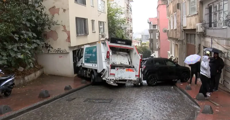 Beyoğlu nda çöp kamyonu park halindeki 5 araca ve bir evin duvarına çarptı: 3 yaralı