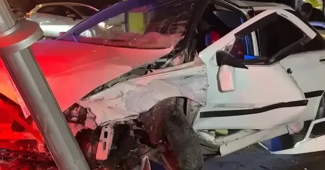 Polisin dur ihtarına uymayan sürücü kazaya sebep oldu: 3 yaralı VİDEO İZLE