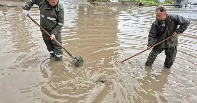 Menteşe Belediye ekipleri su baskınlarına müdahale ediyor