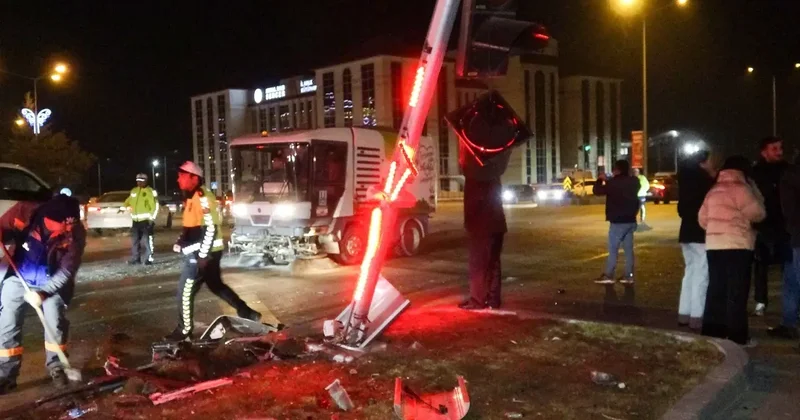 Ehliyetsiz Sürücü Kaza Yaptı: 3 Yaralı