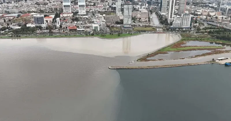 İzmir de sağanak yağış hayatı felç etti! Denizin rengi değişti