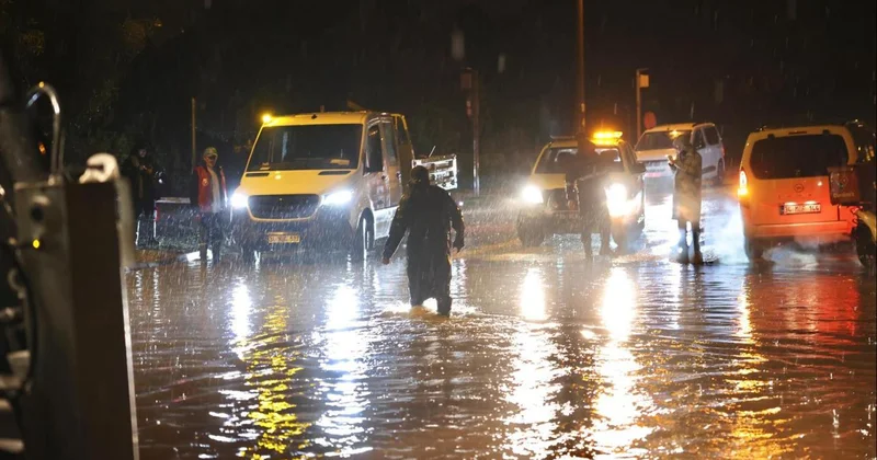 Çeşme de sağanak: Deniz karayla birleşti