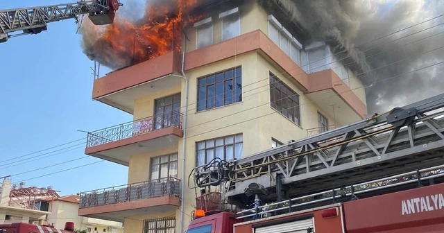 Alevler içindeki dairede mahsur kalan 3 küçük çocuğu inşaat işçileri ve mahalle sakinleri kurtardı Oksijen verilen çocuklar, kontrol amaçlı tedavi için hastaneye götürüldü Antalya Haberleri