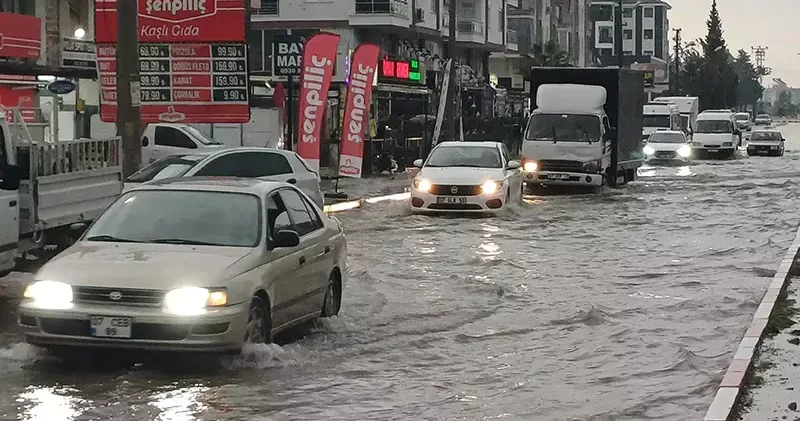 Antalya da şiddetli yağış; yollar göle döndü