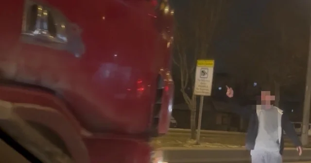 Tırın önüne atladı, trafiği kilitledi Kayseri Haberleri