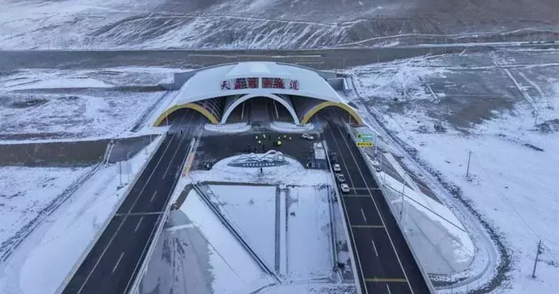 Dünyanın en uzun otoyol tüneli Çin de açıldı