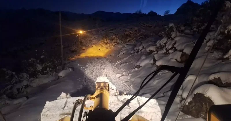 Siirt te kar yağışı hayatı olumsuz etkiledi: Solunum hastası vatandaş ile mahsur kalan minibüs kurtarıldı