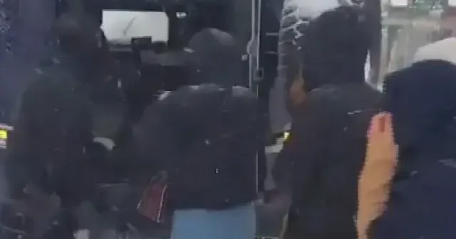 Şırnak ta kar yüzünden mahsur kalan vatandaşların imdadına polis yetişti: TOMA lar yoldaki karları küredi VİDEO İZLE