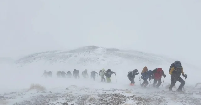 Artos Dağı nda tipi ve fırtına: Dağcılar geri dönmek zorunda kaldı Van Haberleri