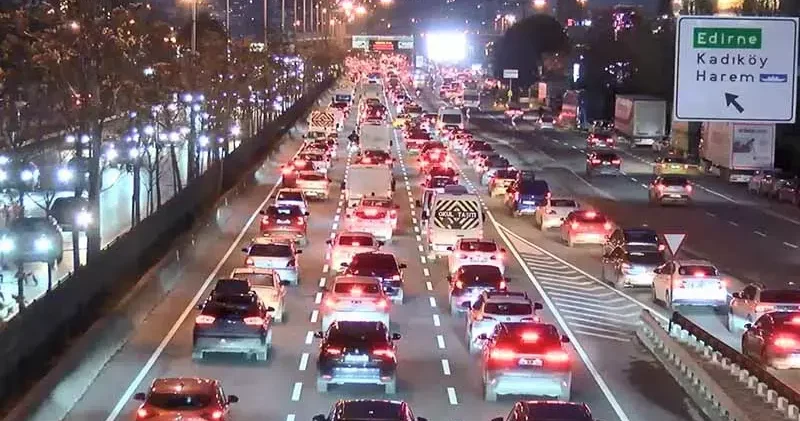İstanbul da haftanın ilk iş gününde trafik yoğunluğu