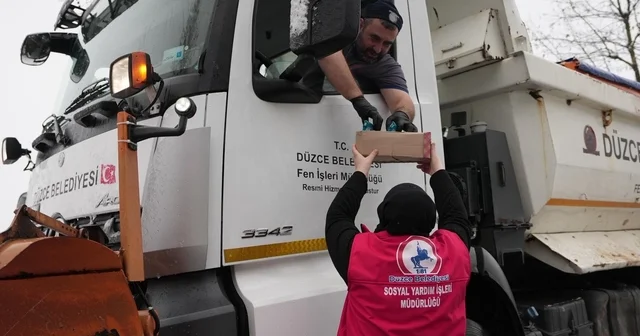 Karla mücadele ekiplerine sıcak ikram Düzce Haberleri