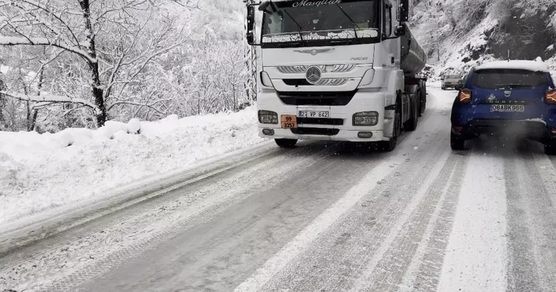 Artvin’de karla kaplanan yol kazaları beraberinde getirdi