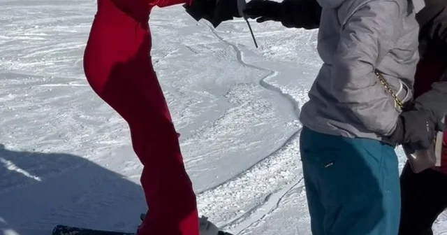 Kırmızı elbisesiyle Erciyes te kayak yapıp, gül dağıttı Kayseri Haberleri