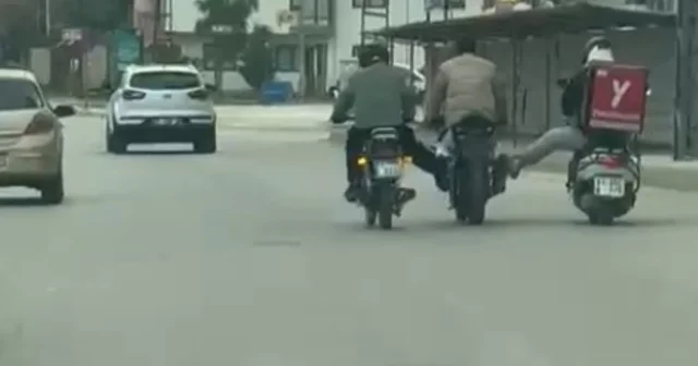 Benzini biten motosikleti ayaklar ile ittiler Adana Haberleri