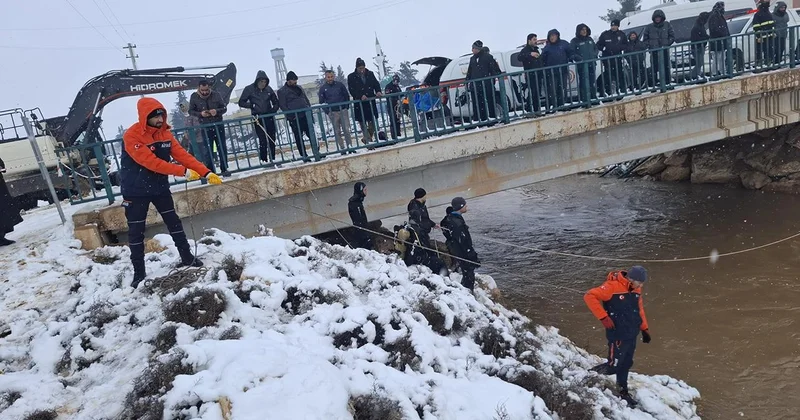 Kanala düşen araçtaki 4 kişi için arama çalışması yapılıyor