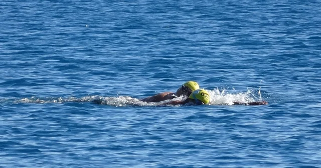 Türkiye kar esaretindeyken, Antalya da kar manzarası eşliğinde denize girdiler Antalya Haberleri