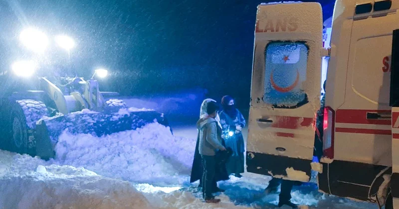 Kapanan köy yolları açıldı, hastalar kurtarıldı