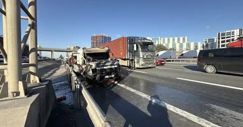 TEM Otoyolu nda araç yangını: Sürücü son anda kurtuldu!