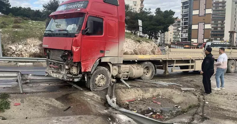 İzmir’de tır bariyerleri aşıp karşı şeride geçti