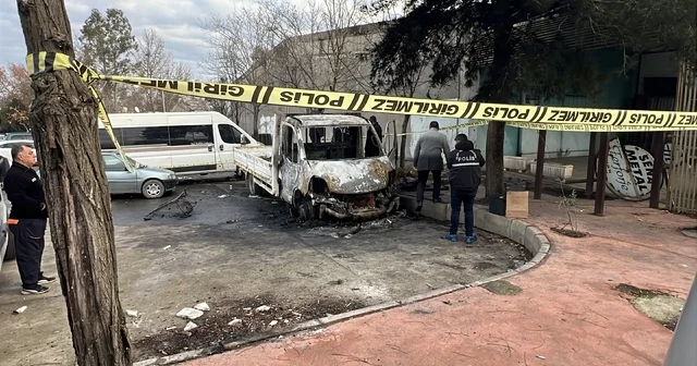 Sığındığı araçta yanarak can verdi Park halindeyken yanan açık kasa kamyonetin içinde yanmış erkek cesedi bulundu Manisa Haberleri