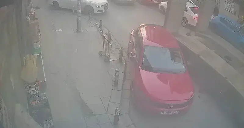 Küçükçekmece de park halindeki otomobile TIR çarptı; kaza kamerada