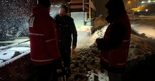 Kar sebebiyle kapanan yolda ekiplerden vatandaşlara sıcak içecek ikramı Kastamonu Haberleri