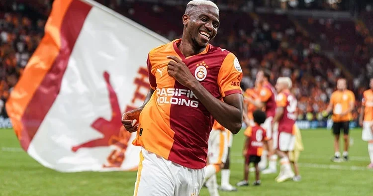 Osimhen, Ronaldo yu solladı!