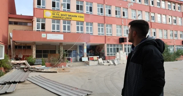 Yarım asırlık okulda yıkım çalışmaları başladı: Mezunlar son kez hüzünle gezdi Adana Haberleri