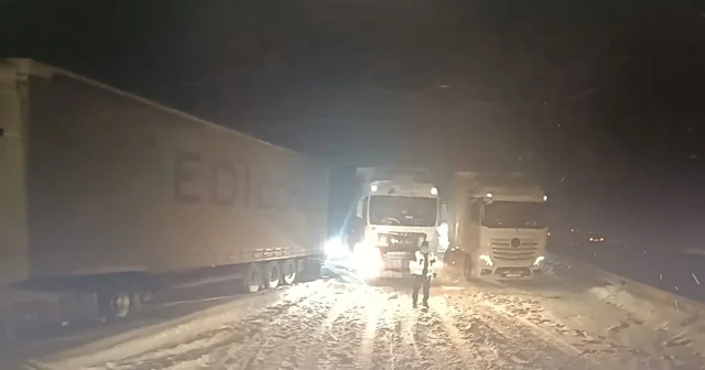 TEM Otoyolu nun Bolu geçişi Ankara istikametinde 3 tırın yolu kapatması sonucu ulaşım durdu Bolu Haberleri