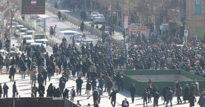 Baskıcı rejimiyle ünlü İran da aşırı enflasyon halkı sokağa döktü Sözcü Gazetesi