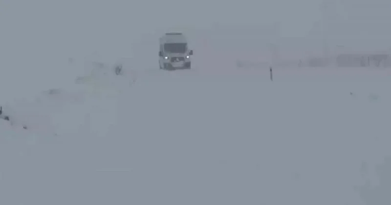 Gercüş’te karda mahsur kalan ambulansa İl Özel İdare ekibi yetişti