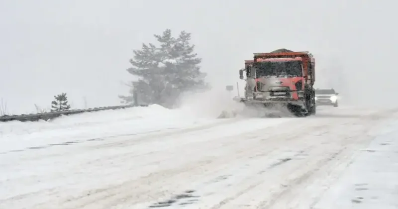 Kar yolları kapadı! 17 ilde binlerce yerleşim yerine ulaşım yok: Ekipler sahada
