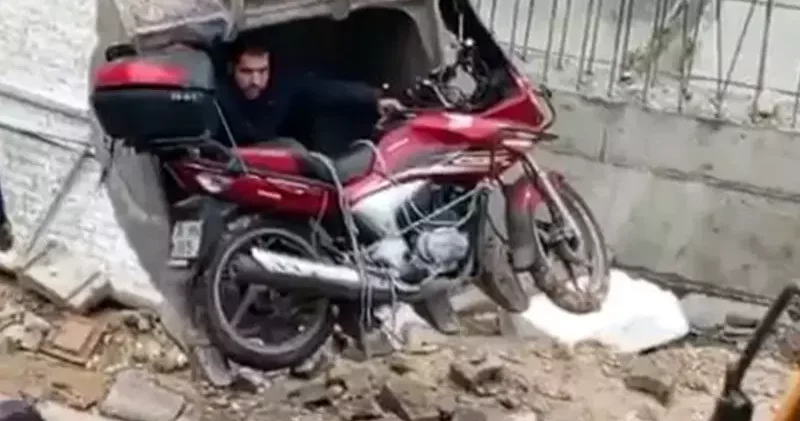 Avcılar’da inşaat alanına düşen motosiklet kepçe ile çıkarıldı