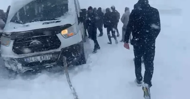 Yüksekova da çocukların kar keyfi; tepsilerle kayak yaptılar (2) Hakkari Haberleri