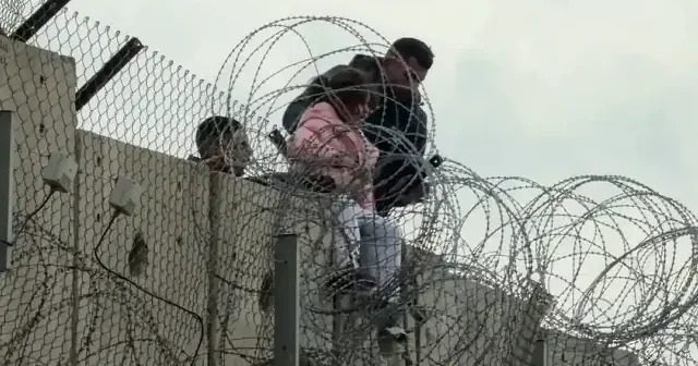 Filistinliler İsrail yüzünden Ayrım Duvarı na tırmanmak zorunda kalıyor VİDEO İZLE