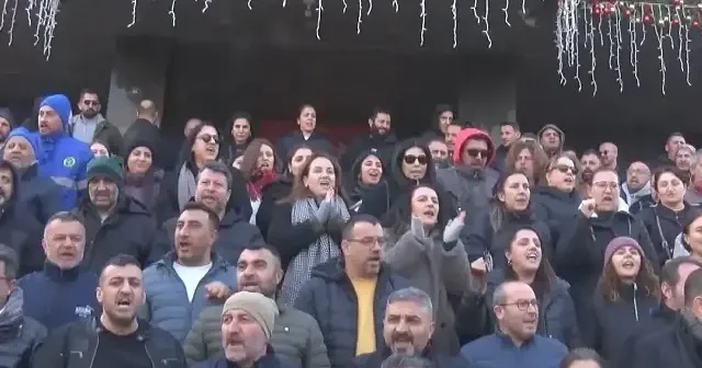 CHP li Buca Belediyesi nde kronikleşen maaş ödeyememe konusu yine krize yol açtı: İşçilerden çöp toplamama kararı VİDEO İZLE
