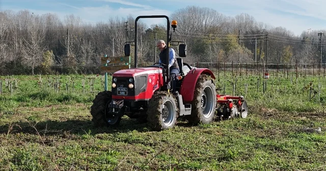 Dekan, öğrencilerin eğitimi için direksiyon başına geçti Uygulamalı eğitimi güçlendirmek için fakülteye yeni tarım aletleri kazandırıldı Sakarya Haberleri