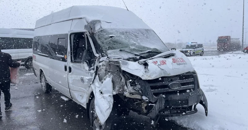 Kayseri de işçi servisi ile tır çarpıştı: 11 yaralı