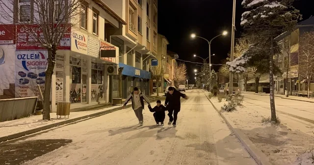 Kar yağışını gören soluğu dışarıda aldı: Kimi halay çekti, kimi kar topu oynadı Kastamonu Haberleri