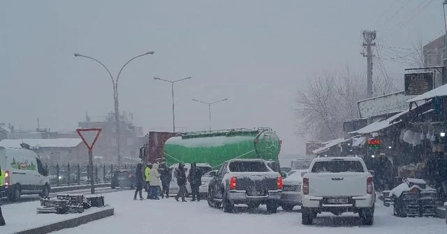 Diyarbakır da kar yağışı nedeniyle 5 araç bir birine girdi Diyarbakır Haberleri