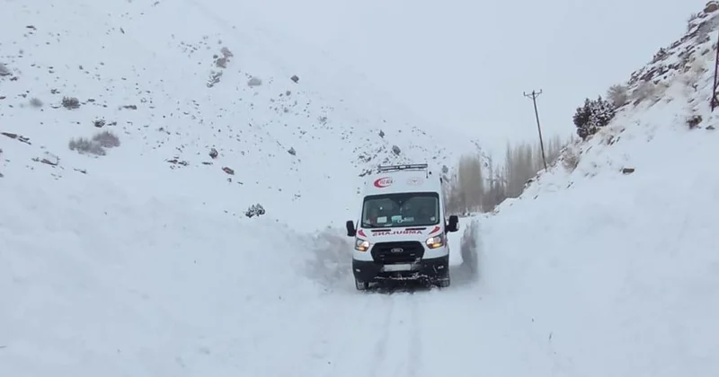 Karla kaplı yollarda hastalar hastaneye ulaştırıldı