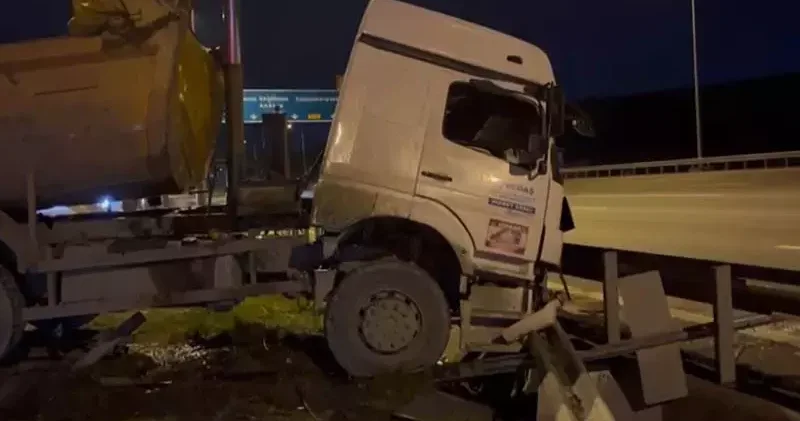 Başakşehir de dorsesi açık kalan kamyon bariyerlere çarptı; şoförü ağır yaralandı