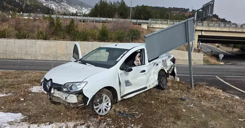 Otomobil ile tır çarpıştı