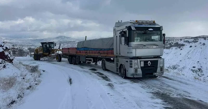 Elazığ’da yolda kalan araçlar kurtarıldı